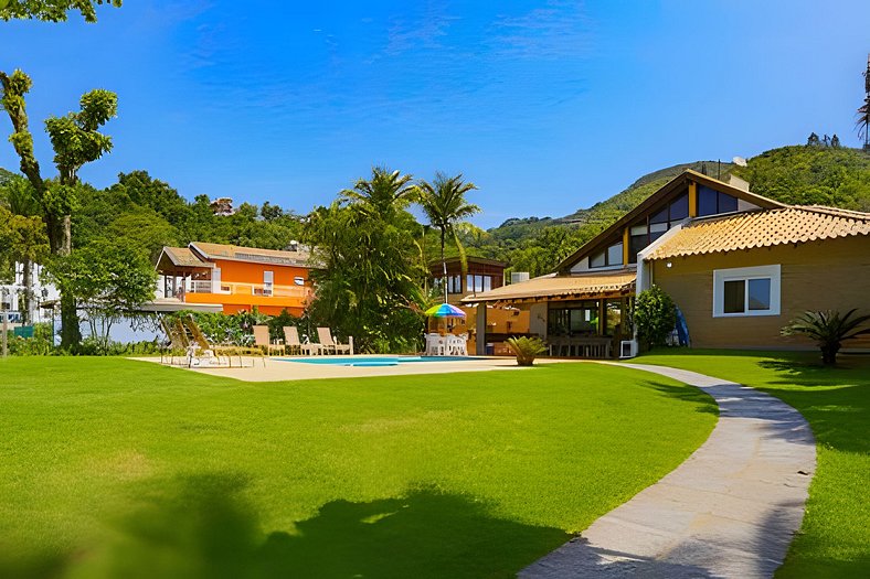 Casa Pé-na-Areia com piscina, 5 Suítes c/ar e Serviço