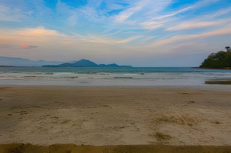 Casa Pé-na-Areia com piscina, 5 Suítes c/ar e Serviço