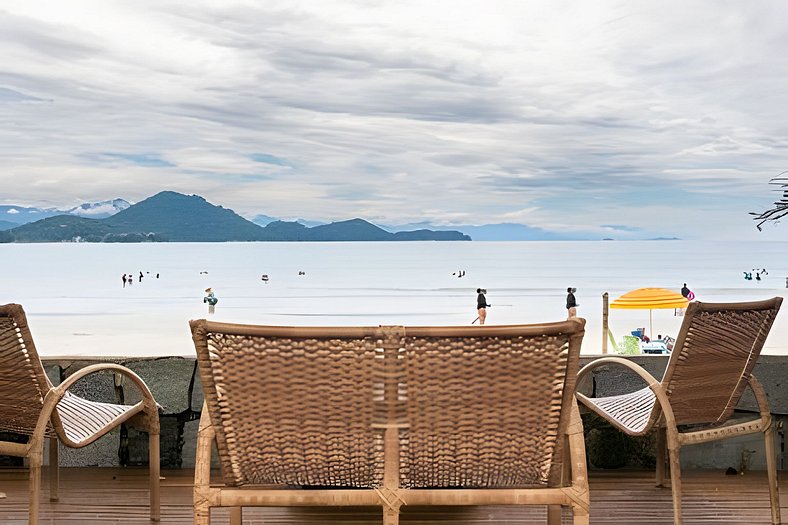 Casa Pé-na-Areia com piscina, 5 Suítes c/ar e Serviço